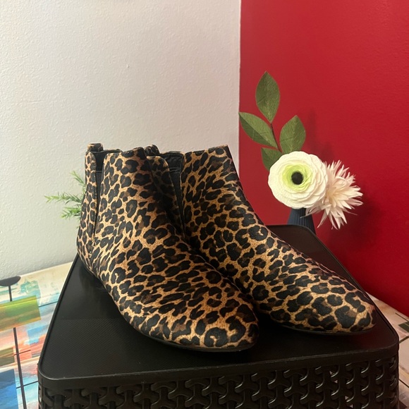 Born- Beautiful & Sleek Leopard Print Booties NWT 8.5 - Picture 4 of 12